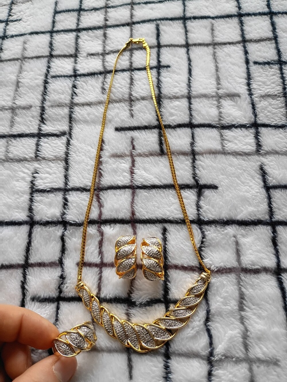 Kiran Jewelers Elegant Gold-Tone Leaf Jewelry Set